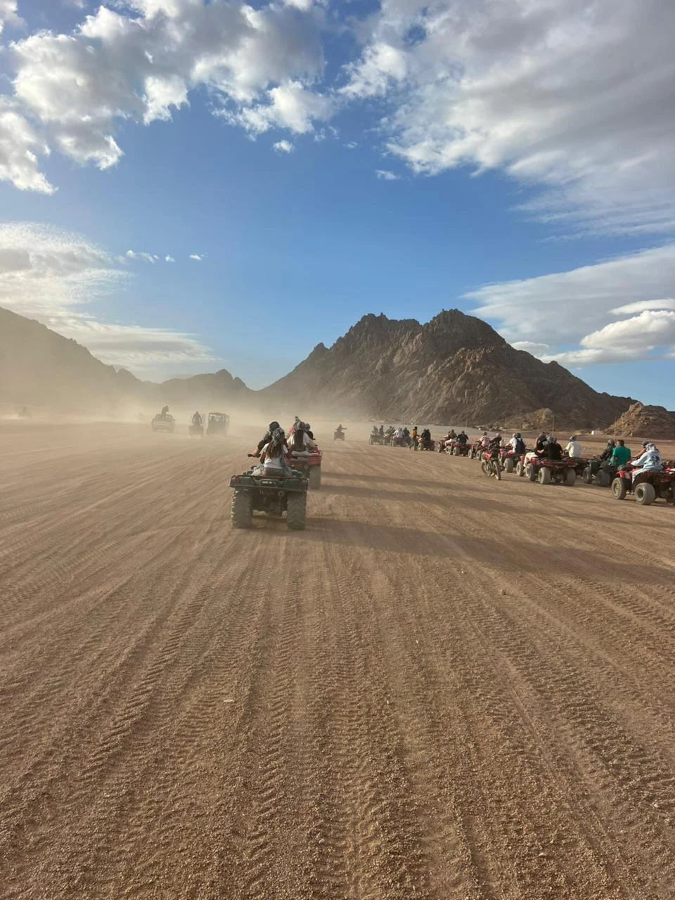 Aventura Matinal de Quadriciclo no Deserto }}
