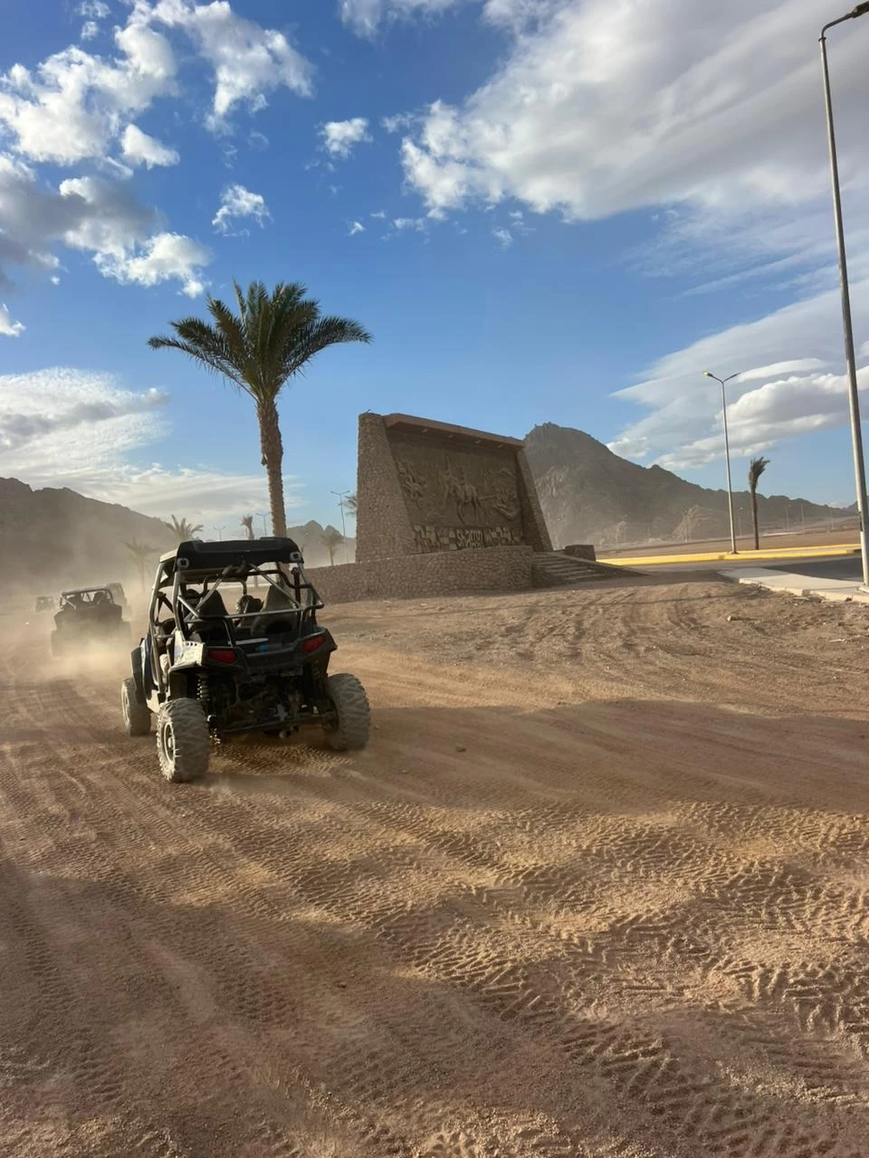 Aventura Matinal de Quadriciclo no Deserto }}