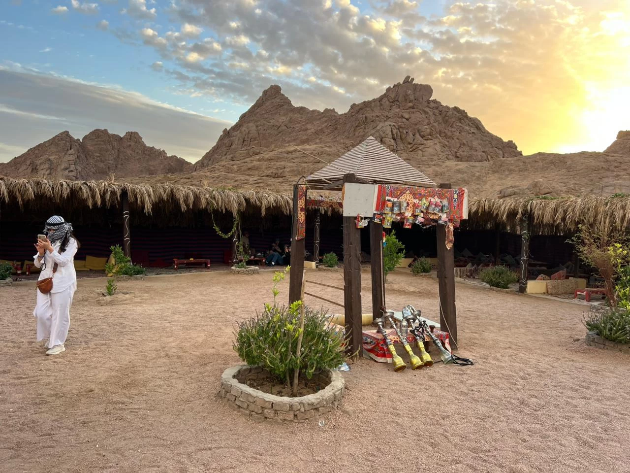 Aventura Matinal de Quadriciclo no Deserto }}