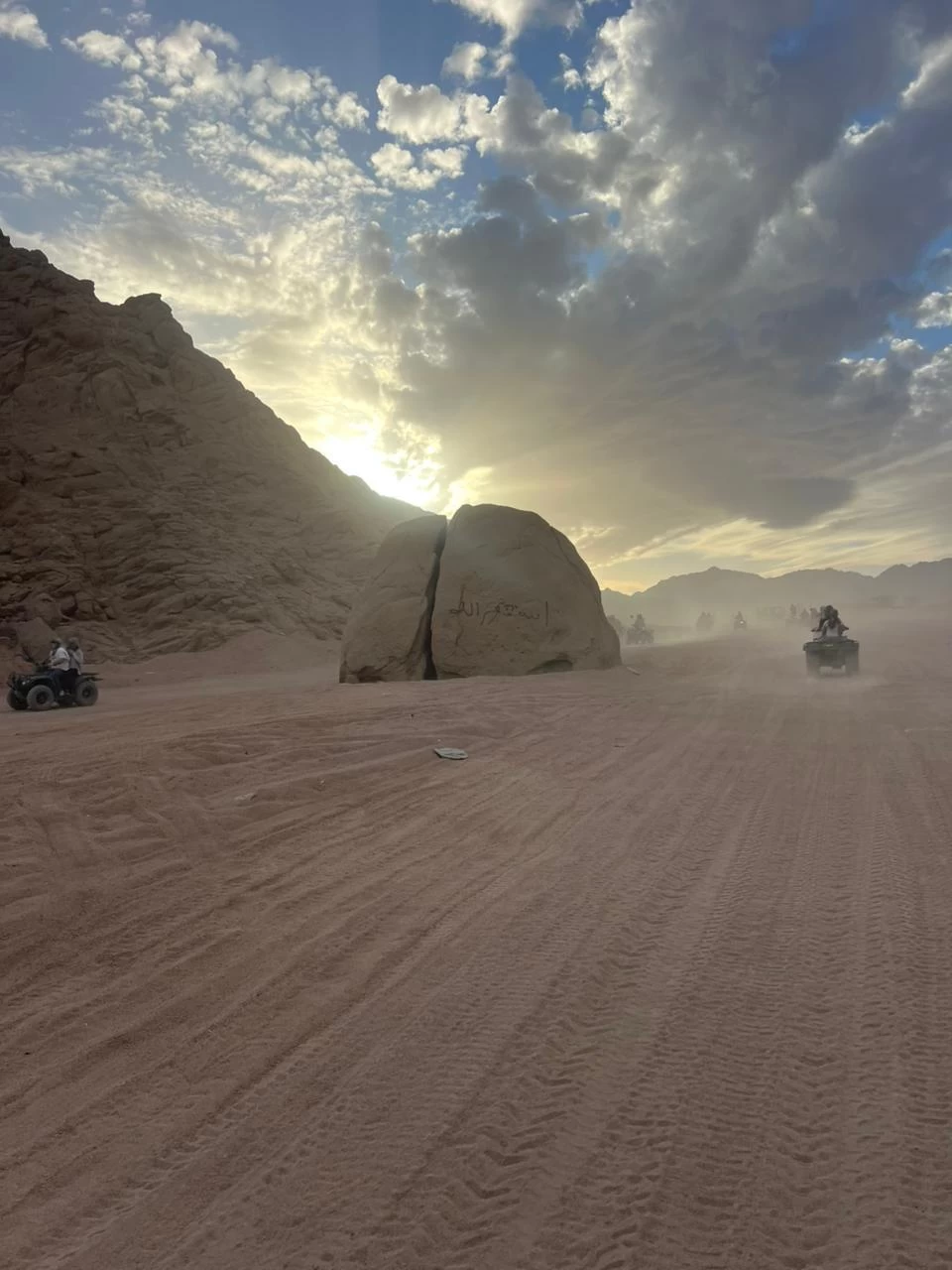 Aventura Matinal de Quadriciclo no Deserto }}