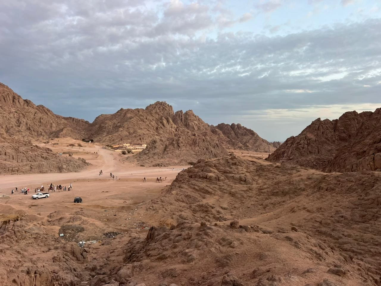 Aventura Matinal de Quadriciclo no Deserto }}