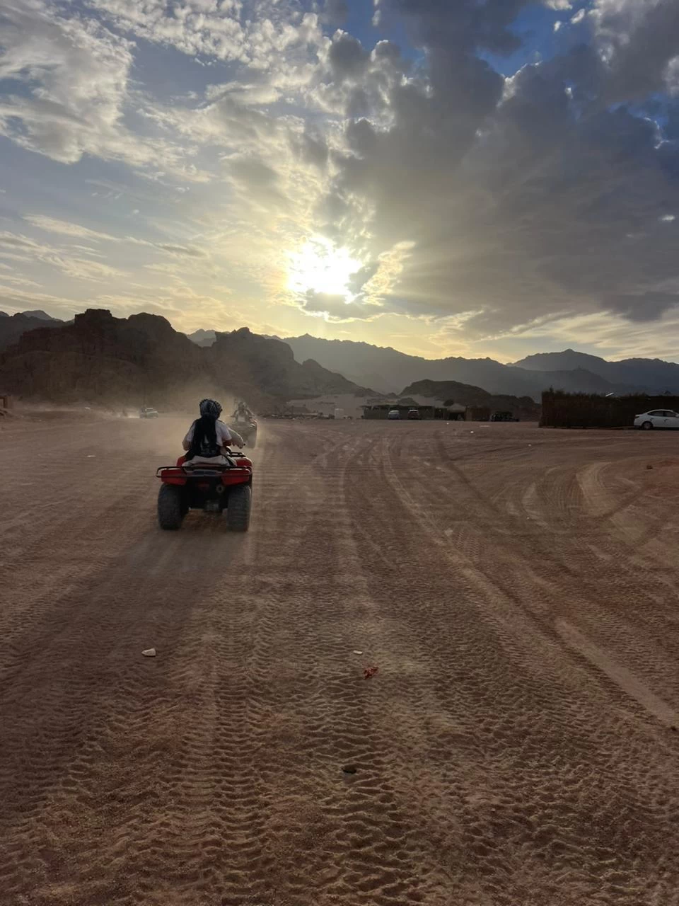 Aventura Matinal de Quadriciclo no Deserto }}