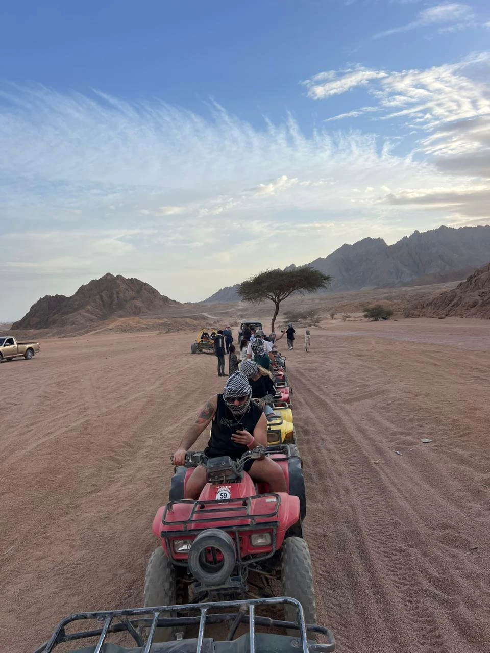 Aventura Matinal de Quadriciclo no Deserto }}