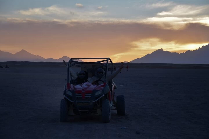 Aventura de Buggy ao Pôr do Sol }}