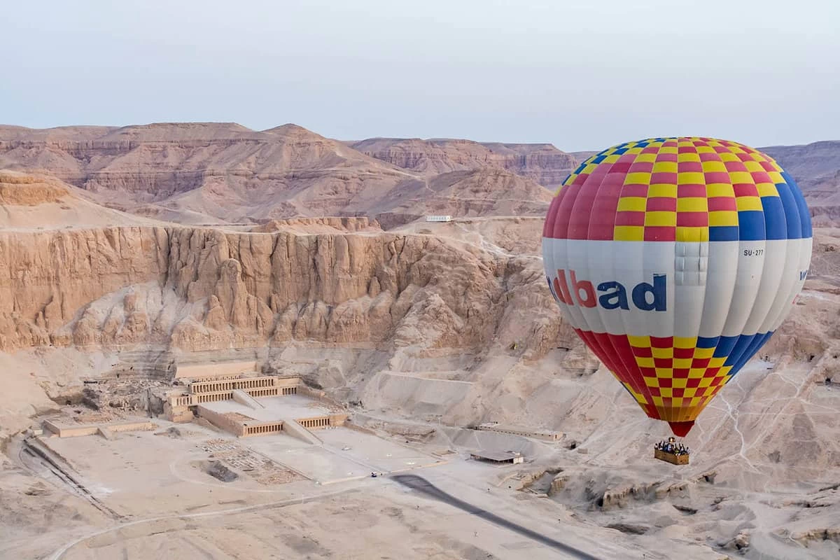 Sunrise Hot Air Balloon }}